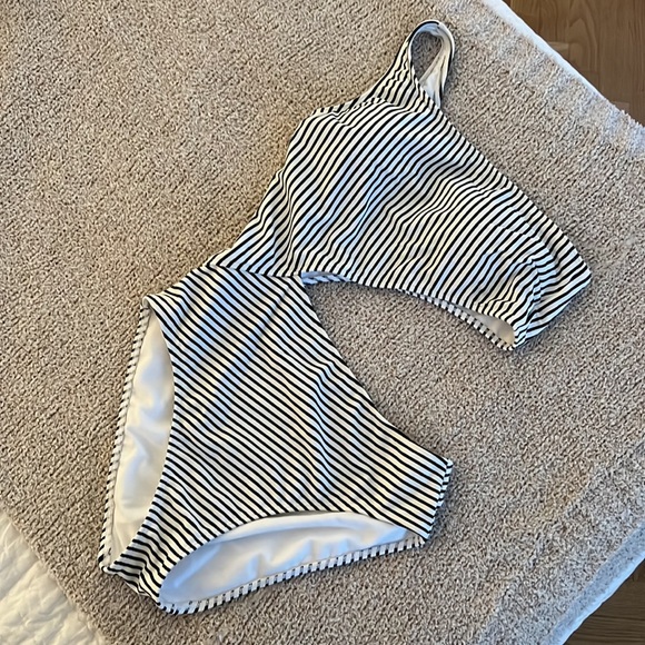 Abercrombie one piece swimsuit - Picture 3 of 3